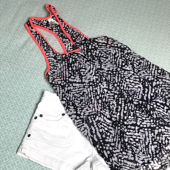 SUPER CUTE LOW HEM SLEEVELESS LOOSE TANK TOP - Picture 3 of 6